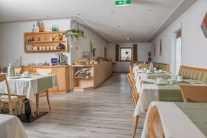 Petit déjeuner buffet servi en semaine (10 EUR par personne)