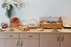 Petit déjeuner buffet servi en semaine (10 EUR par personne)