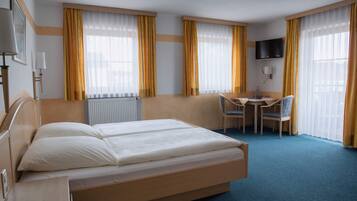 Dreibettzimmer, Balkon | Hochwertige Bettwaren, Schreibtisch, VerdunkelungsvorhÀnge