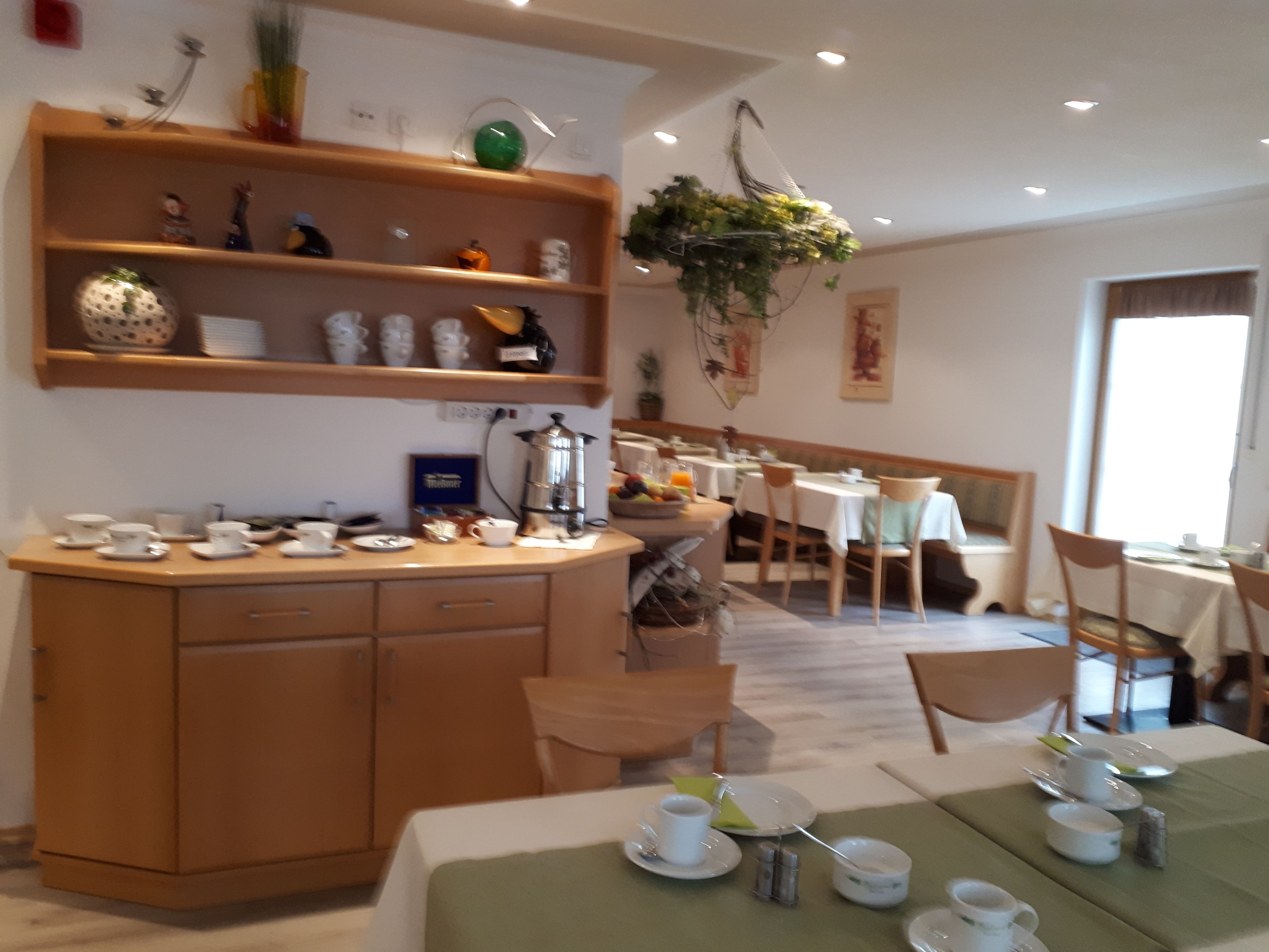Comedor con mostrador, sillas y mesas listas para comer.