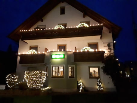 Vista frontal de la propiedad