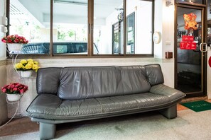 Lobby sitting area - Gedkanok Apartment (Bangkok)
