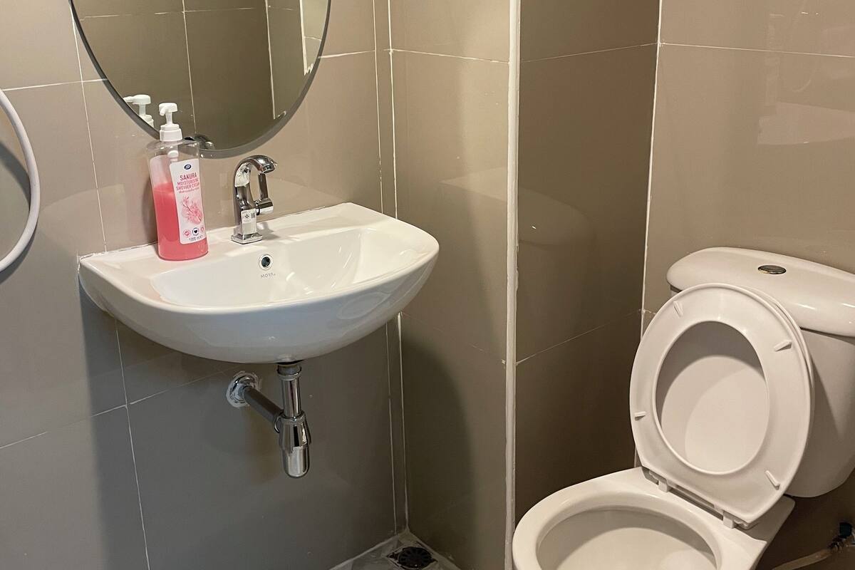 standard double room | bathroom | shower, towels, soap, shampoo