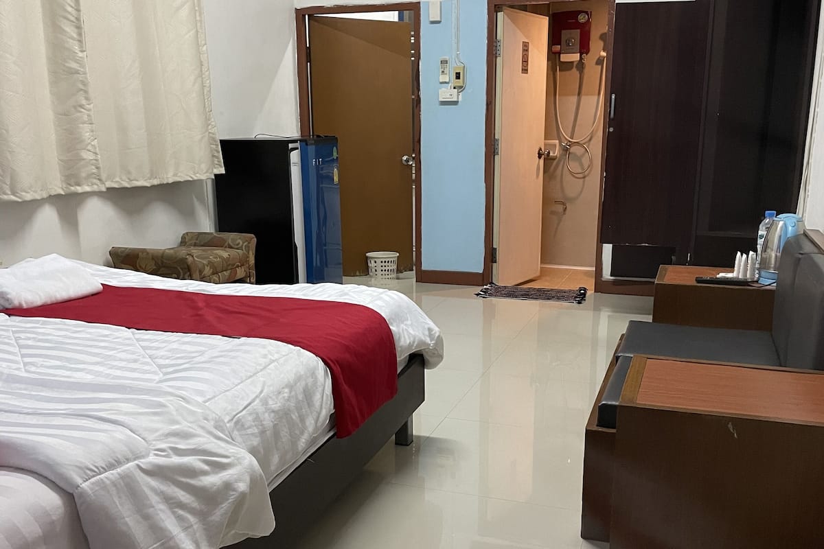 standard double room | 1 bedroom, desk, free wifi, bed sheets