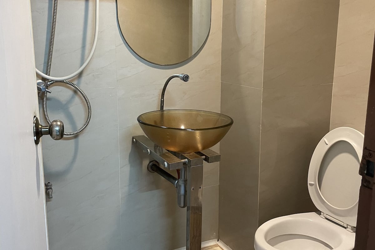 standard double room | bathroom | shower, towels, soap, shampoo