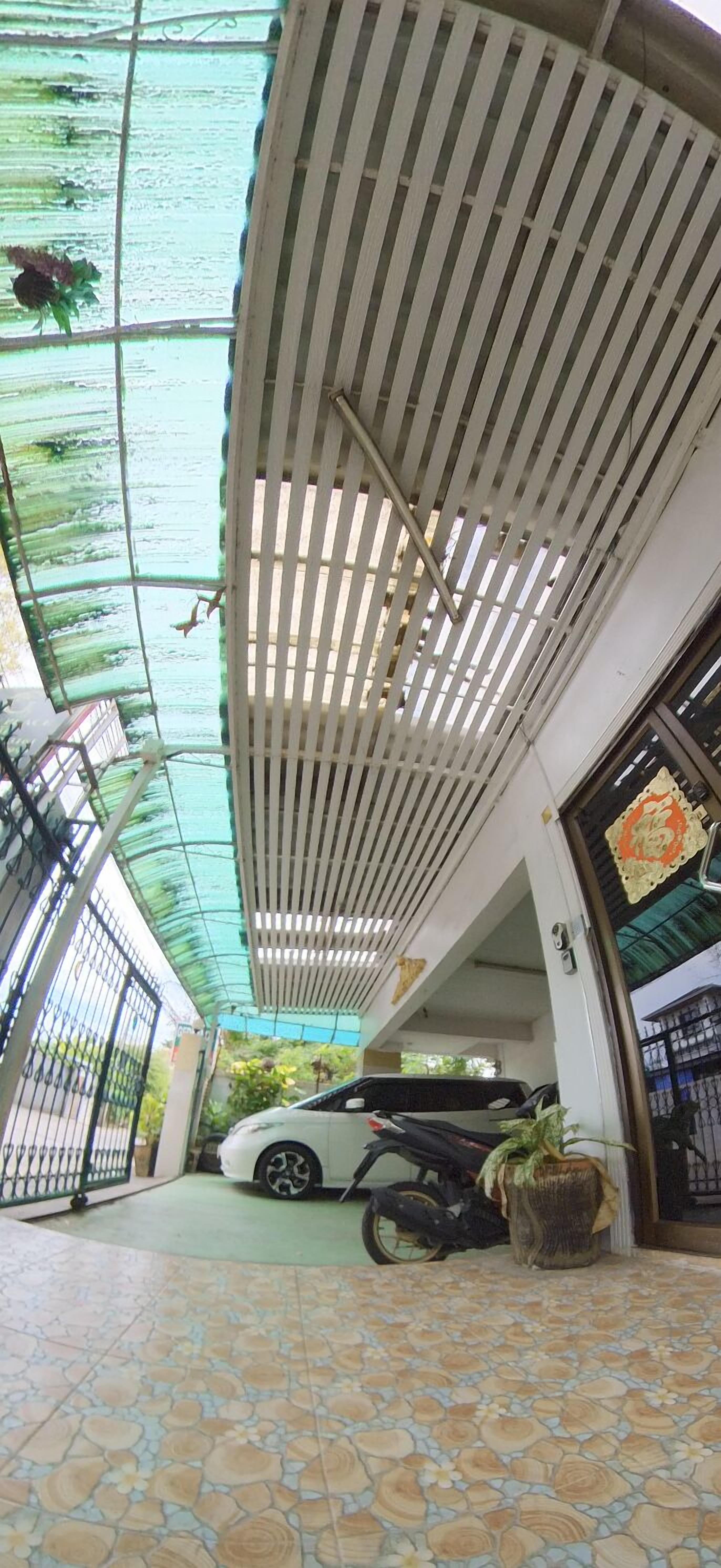 Vista frontal de la propiedad