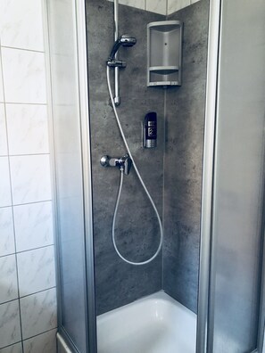 Habitación individual básica, 1 cama individual, no fumadores | Ducha del cuarto de baño