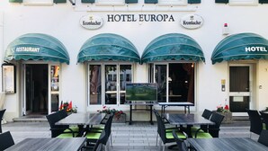 Un hôtel appelé HOTEL EUROPA, doté d’une terrasse et d’un écran de télévision.