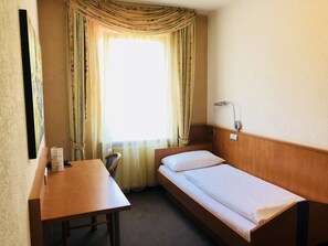 Eenvoudige eenpersoonskamer, 1 eenpersoonsbed, niet-roken | Een bureau, gratis wifi