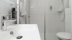 Een douche, gratis toiletartikelen, een haardroger, handdoeken