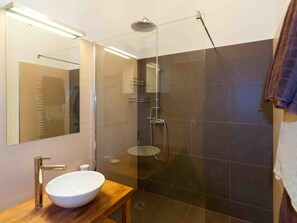 Appartement, 3 chambres (Concerto) | Salle de bain | Articles de toilette (gratuits), séchoir à cheveux, serviettes fournies