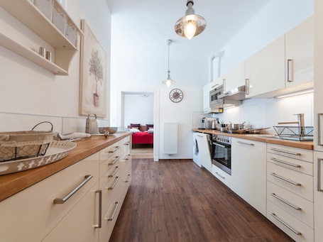 Refrigerador con freezer, microondas, horno, placa de cocina