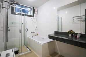 Shower, towels - 5 Bedroom Villa in Fisherman Village SDV094-By Samui Dream Villas (Koh Samui)
