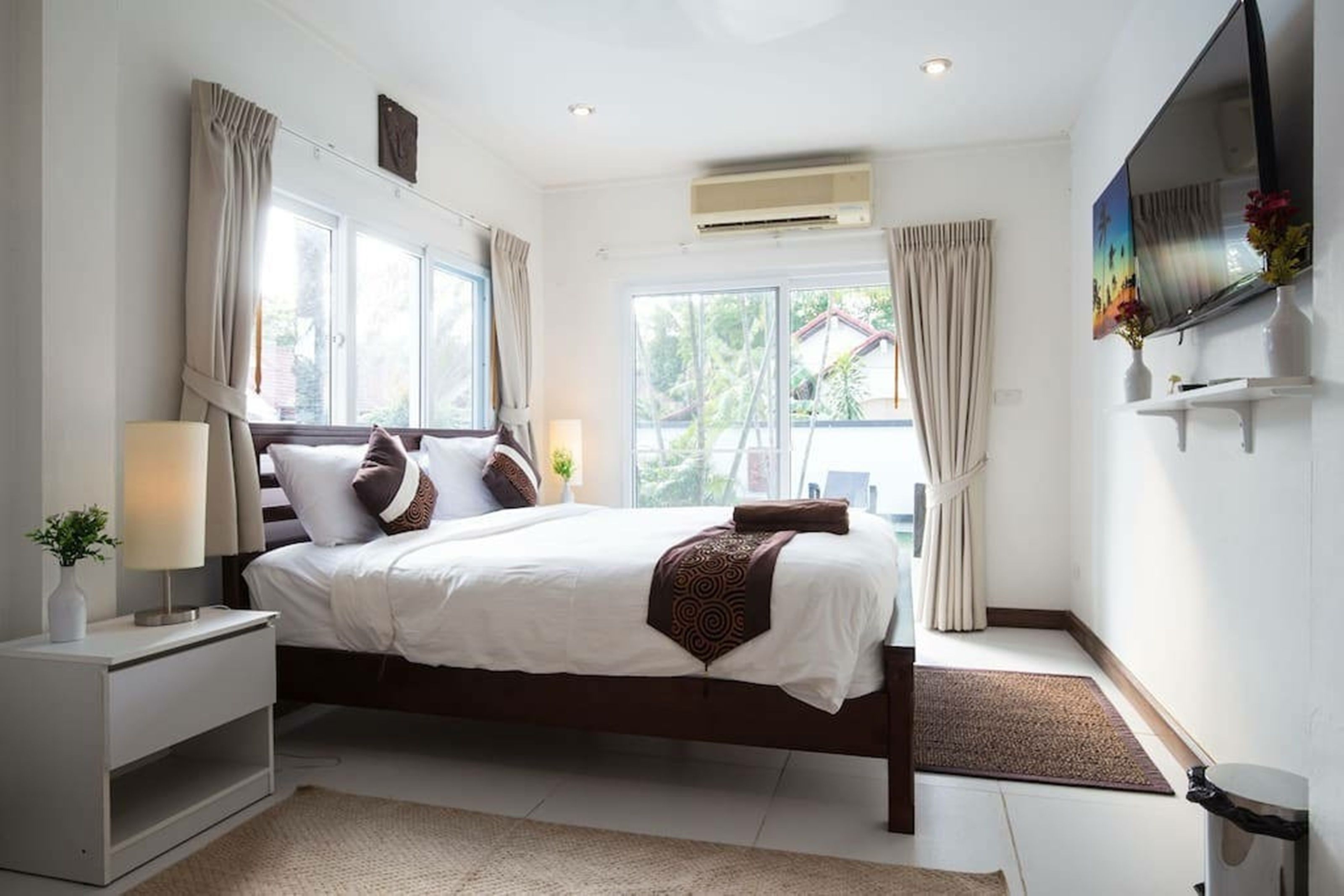 5 bedrooms, desk, blackout curtains, iron/ironing board