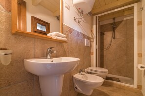 Apartemen, 1 kamar tidur (Casa Pedra) | Kamar mandi | Shower, pengering rambut, kloset, dan handuk