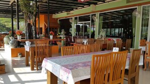 Outdoor dining - Ruen Narisara Resort (Sukhothai)