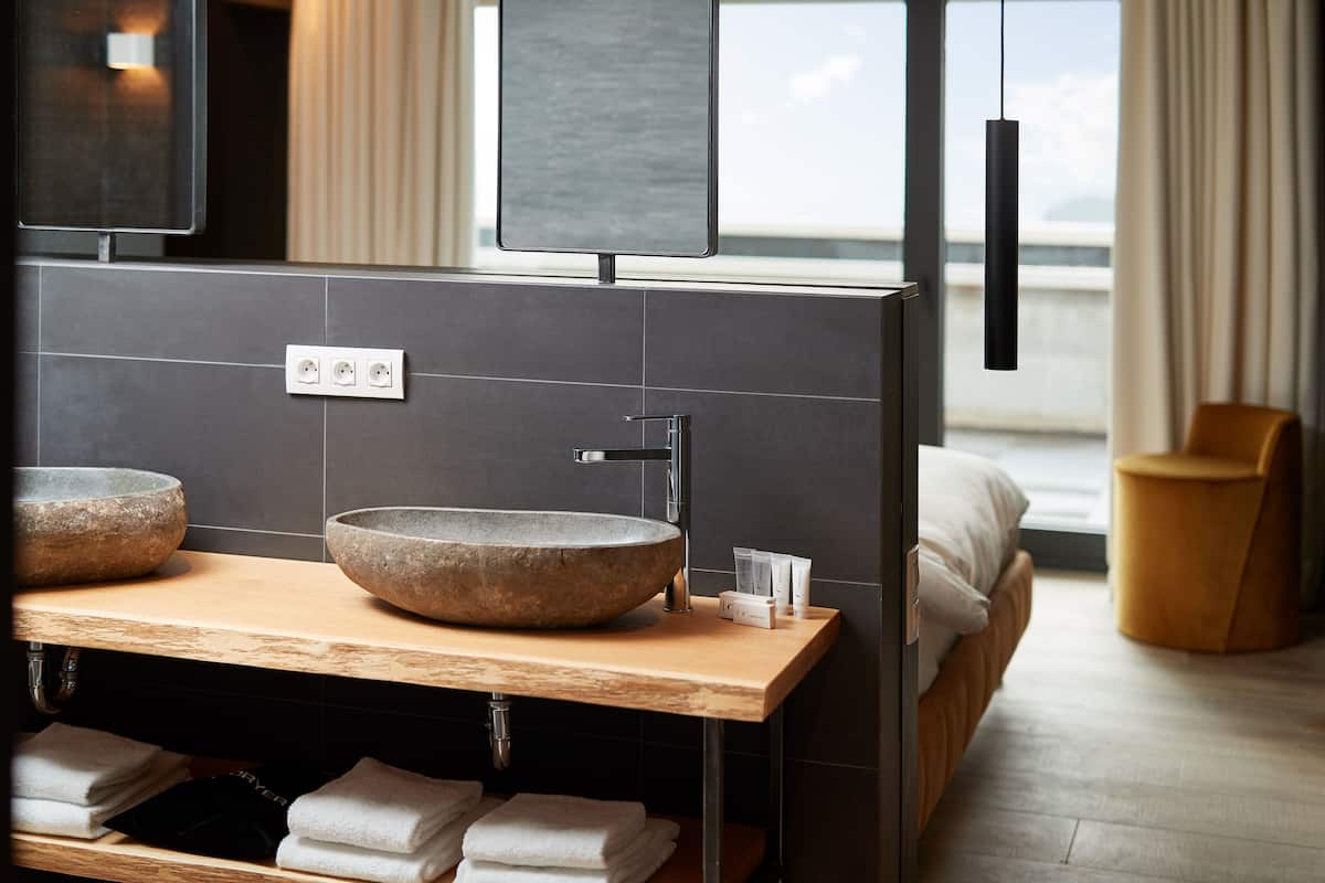 presidential suite, kitchen | bathroom | shower, rainfall showerhead, free toiletries, hair dryer