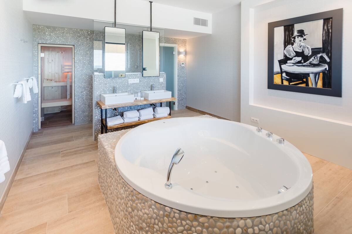 luxury suite, sauna | bathroom | shower, rainfall showerhead, free toiletries, hair dryer