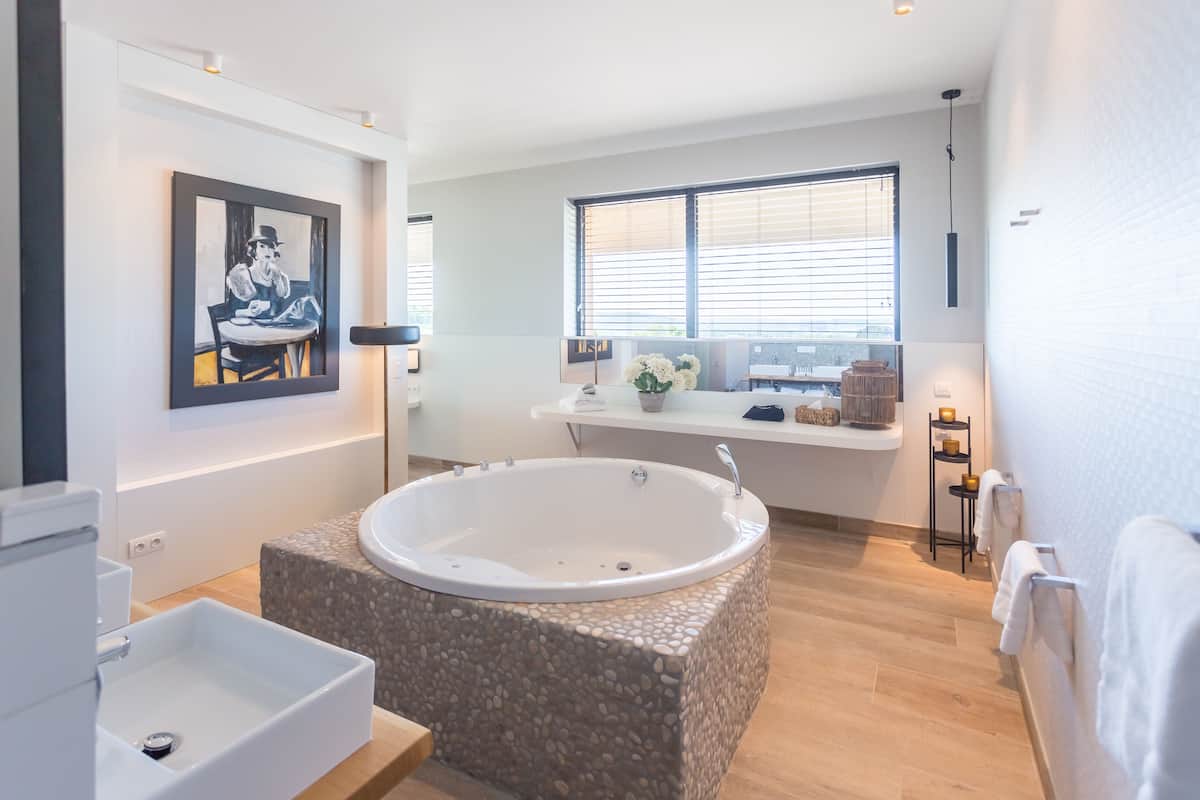 luxury suite, sauna | bathroom | shower, rainfall showerhead, free toiletries, hair dryer