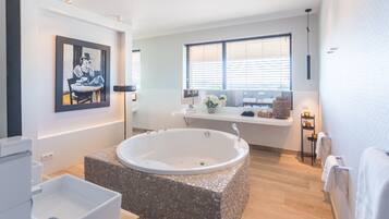 Luksus-suite - sauna | Badeværelse | Bruser, brusehoved med spredningseffekt, gratis toiletartikler