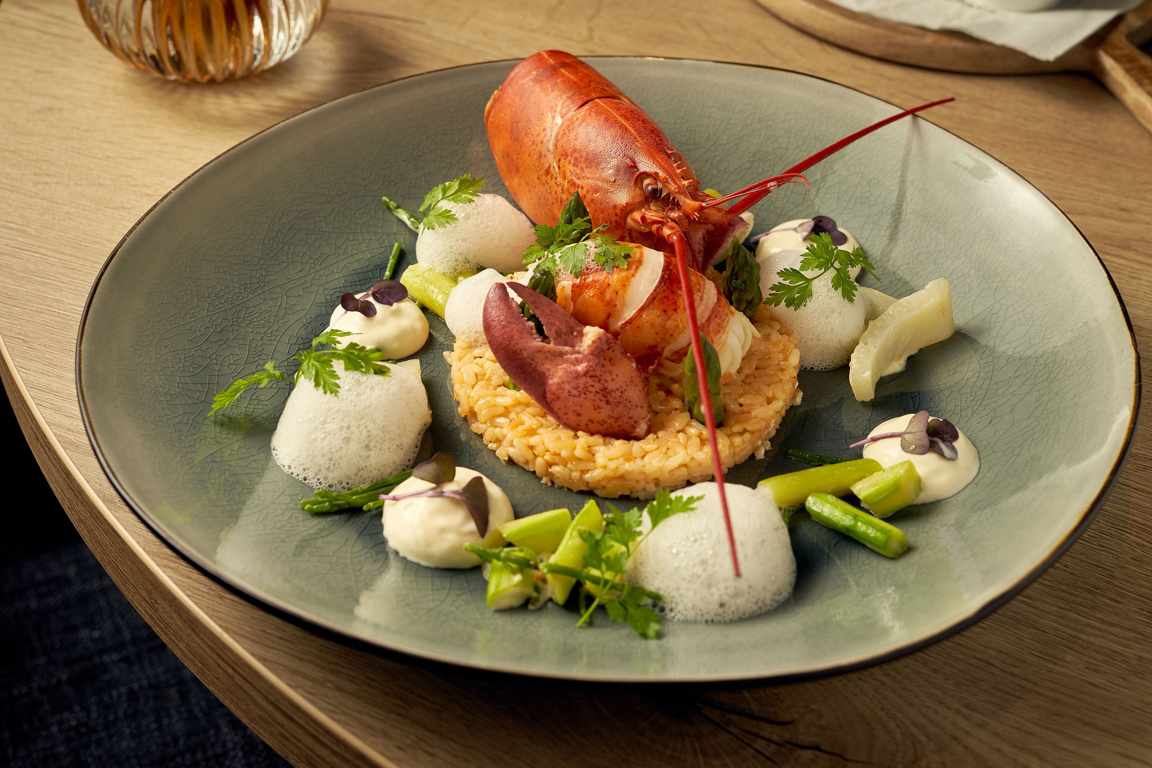 Een bord met kreeft, rijst en groenten.