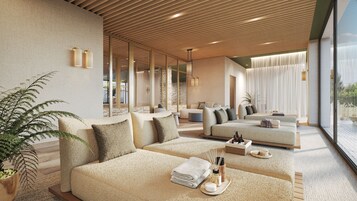 Una piscina techada, una piscina al aire libre