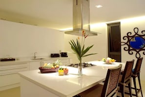 Villa, vue mer (9 bedrooms) | Cuisine privée | Réfrigérateur, micro-ondes, four, plaque de cuisson