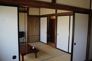 ห้องทราดิชันนัล, ห้องน้ำรวม (Japanese Style for 3-4 People) | โต๊ะทำงาน, Wi-Fi ฟรี