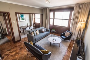 Standard-Apartment, 3 Schlafzimmer | Wohnzimmer | Flachbildfernseher