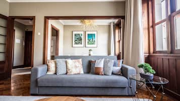 Apartamento estándar, 3 habitaciones | Sala de estar | Una televisión de pantalla plana