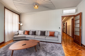 Premium-Apartment, 4 Schlafzimmer (1D) | Wohnbereich | Flachbildfernseher