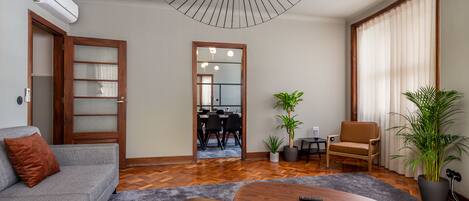 Premium-Apartment, 4 Schlafzimmer (1D) | Wohnbereich | Flachbildfernseher