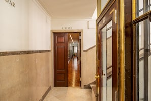 Interior entrance - YOUROPO - Santa Catarina (Porto)