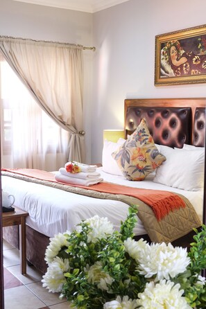 King Suite (Private Patio) | Premium bedding, minibar, in-room safe, desk - Waterkloof Guest House (Pretoria)