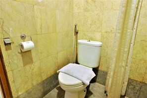 Habitación doble | Baño | Ducha, artículos de higiene personal gratuitos y toallas