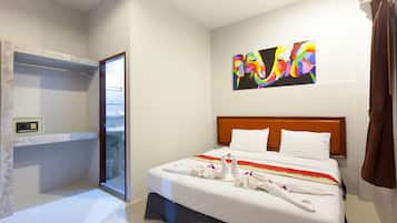 Chambre Deluxe, 1 très grand lit, non-fumeurs, vue ville | Couette en duvet d'oie, minibar, coffres-forts dans les chambres, bureau