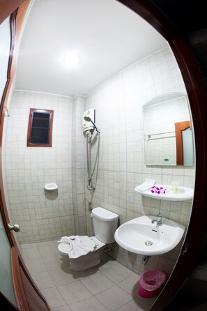 Habitación básica | Baño | Regadera, amenidades de baño gratuitas, secadora de cabello, pantuflas 