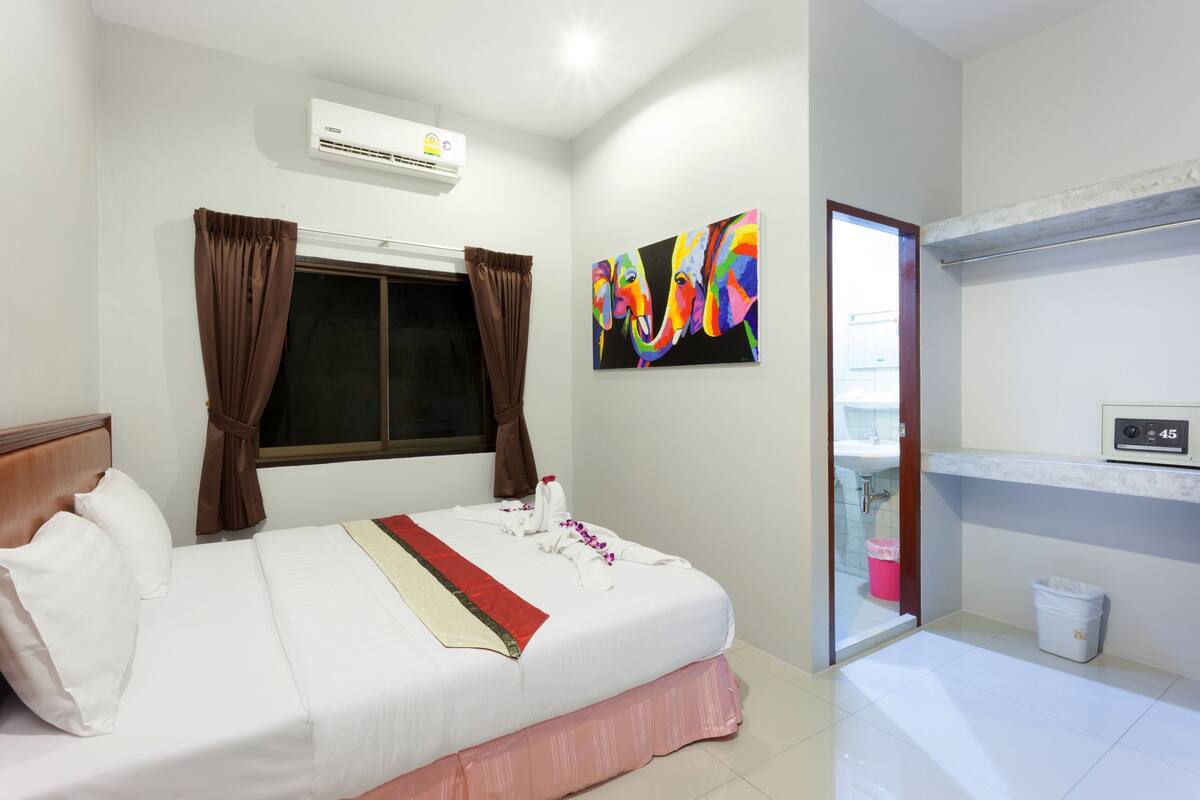 Basic Room | Down comforters, minibar, in-room safe, desk