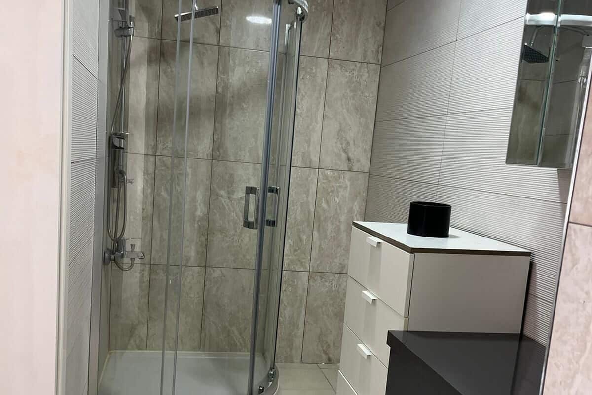 Dusche, kostenlose Toilettenartikel, Haartrockner, Hausschuhe