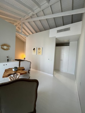 Suite exclusiva, vista a la alberca | Ropa de cama de alta calidad y minibar