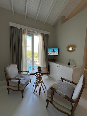 Suite exclusiva, vista a la alberca | Ropa de cama de alta calidad y minibar