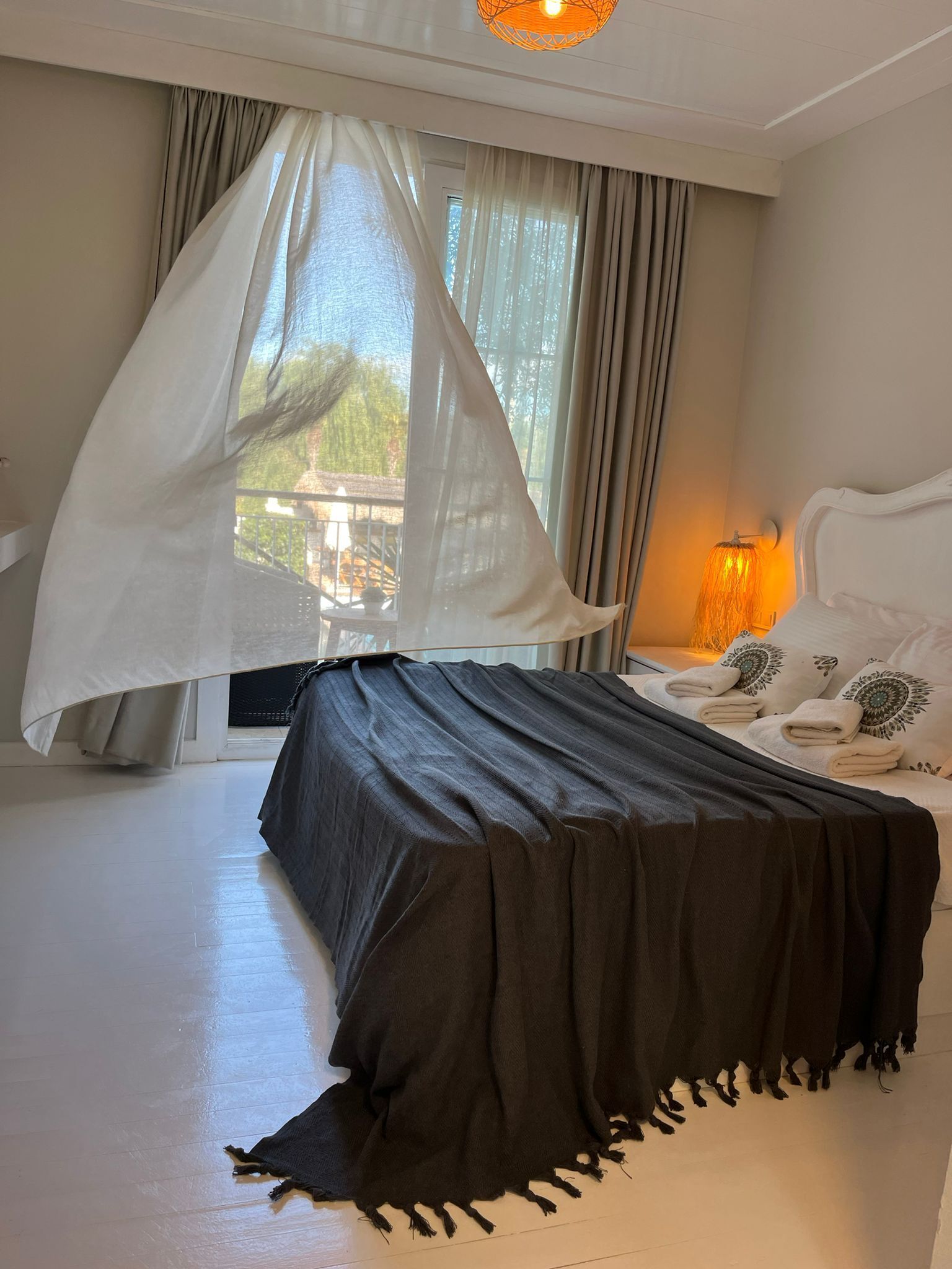 Deluxe Pool Room