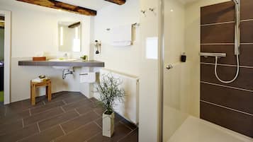 Habitación doble superior (Wenneblick) | Baño | Regadera, amenidades de baño ecológicas, secadora de cabello, toallas