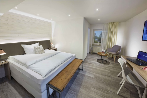 Enkeltrom – classic, 1 queensize-seng | Allergitestet sengetøy, skrivebord og blendingsgardiner