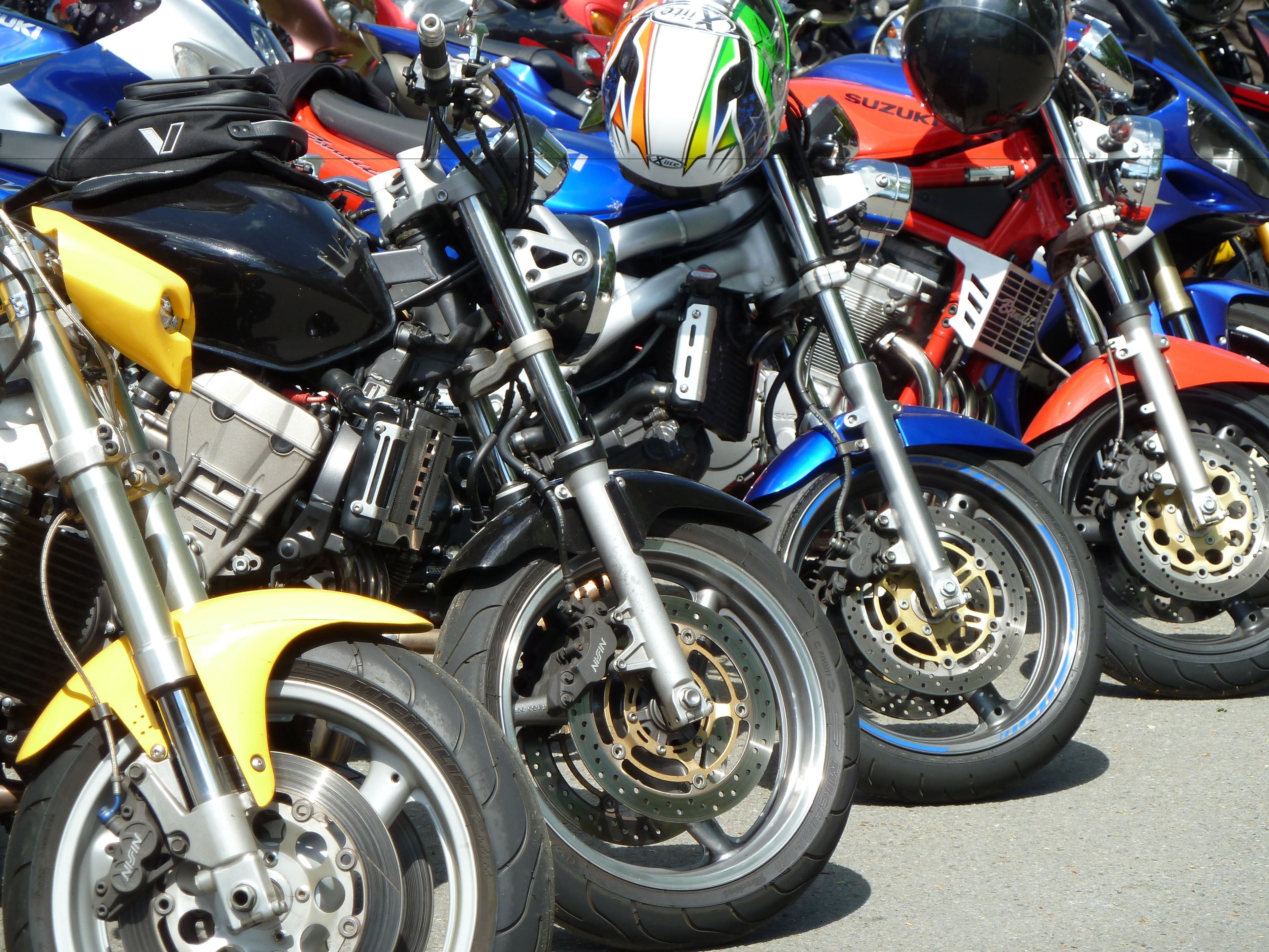 Varias motocicletas estacionadas una al lado de la otra.