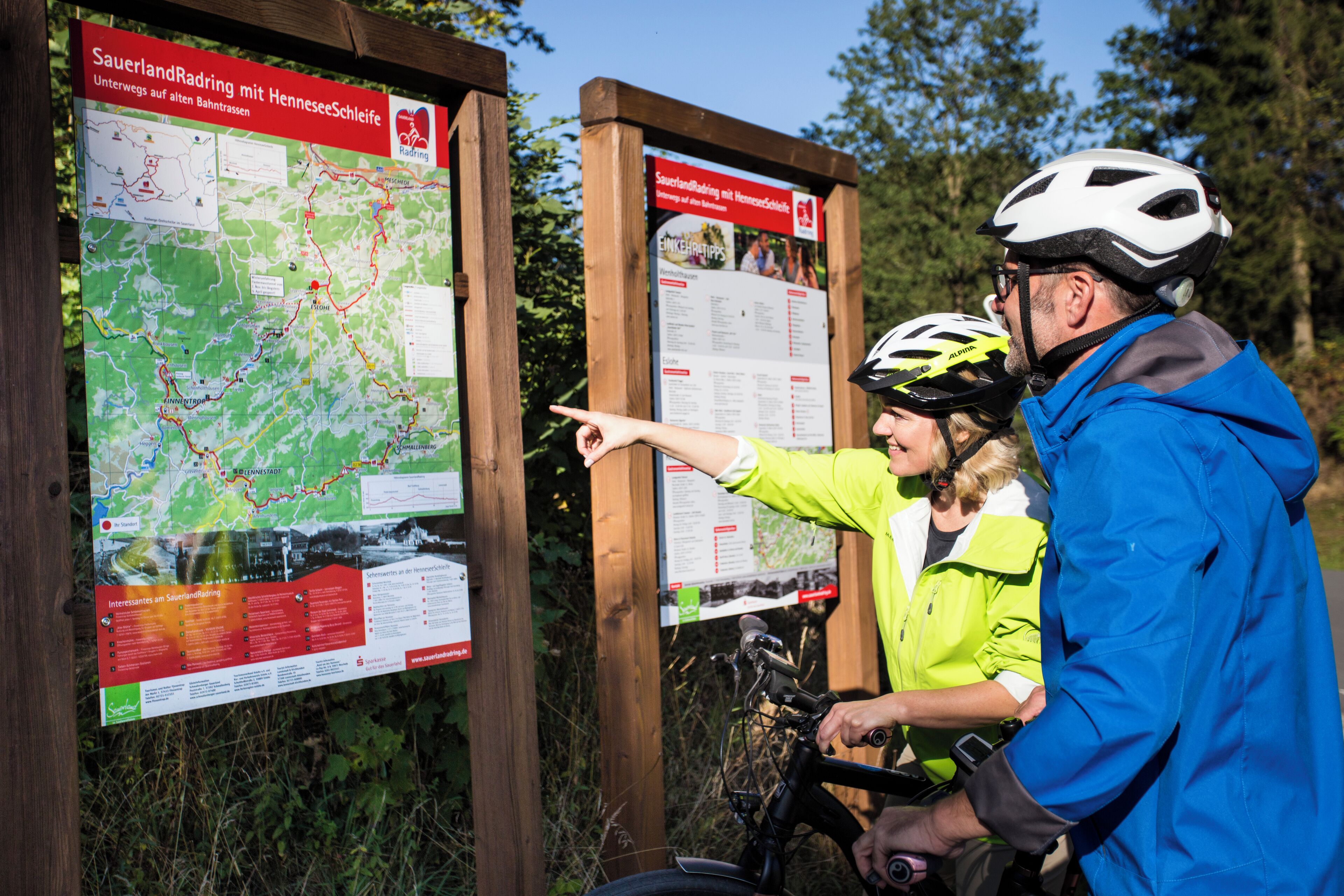 Un mapa con un poste de madera y una señal.