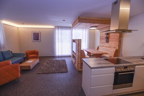 传统公寓, 2 间卧室 | 私人厨房 | 冰箱、微波炉、烤箱、炉灶