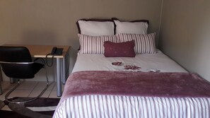 Basic Double Room, Garden View - Alimop Lodge Inn Bed and Breakfast (Midrand)
