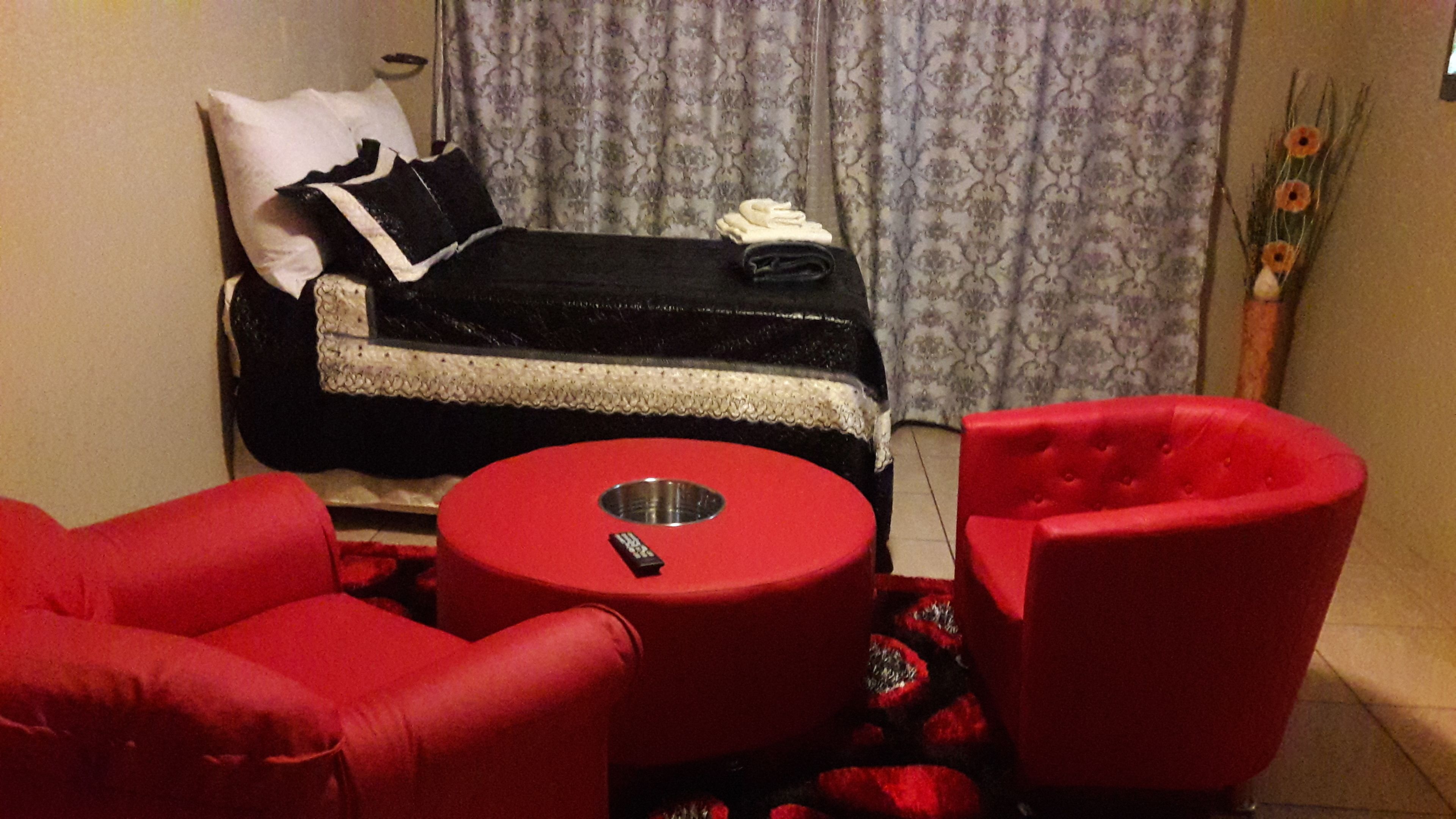 Escritorio, tabla de planchar con plancha y wifi gratis 