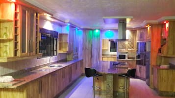 Frigorífico grande, microondas, horno y lavavajillas